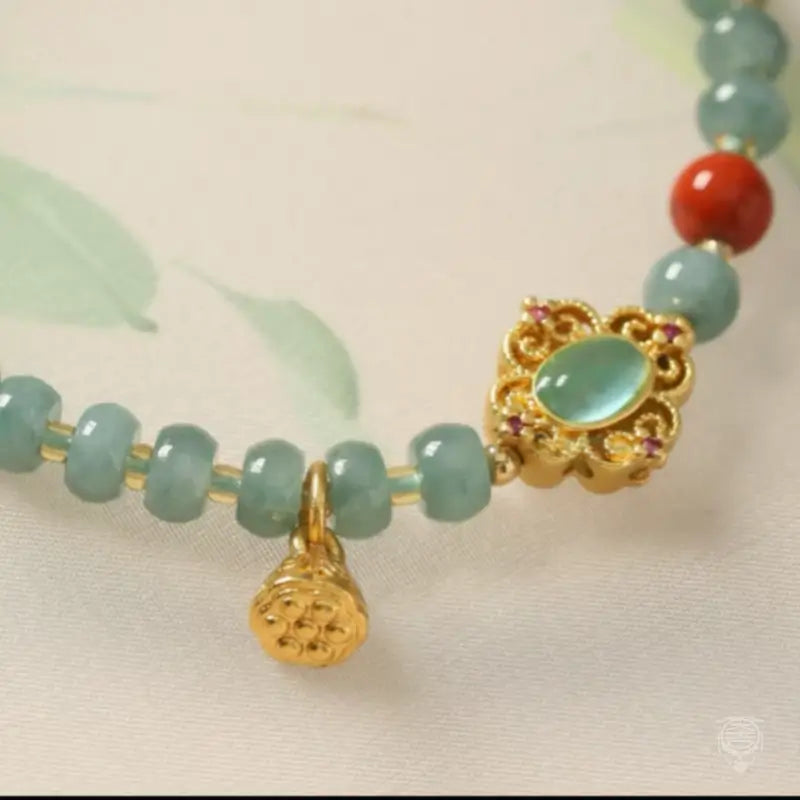 Dunhuang-Armband mit Baoxiang-Blumenmotiv, bläulich-grünem Jadeit und Lotussamenkapsel
