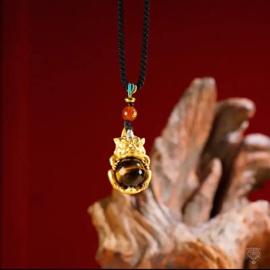 Collier pendentif en laiton plaqué or Wudang Heritage Pixiu avec pierres précieuses