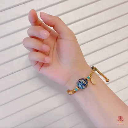 伝承漆と金糸の楠木ブレスレット - 手編み紐