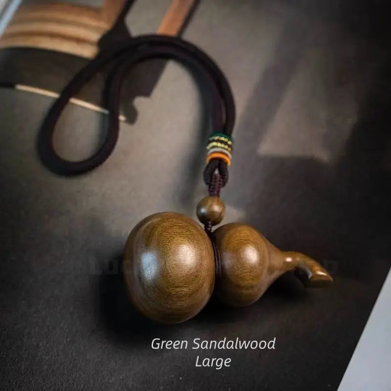 Pendentif en calebasse de bois de santal naturel | Bois de santal vert/rouge, sculpture raffinée, à suspendre pour voiture ou maison