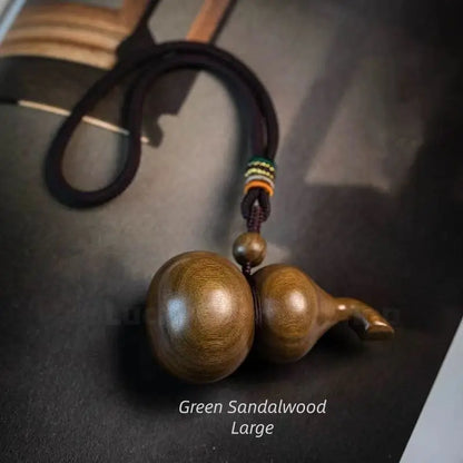 Pendentif en calebasse de bois de santal naturel | Bois de santal vert/rouge, sculpture raffinée, à suspendre pour voiture ou maison