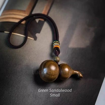 Pendentif en calebasse de bois de santal naturel | Bois de santal vert/rouge, sculpture raffinée, à suspendre pour voiture ou maison
