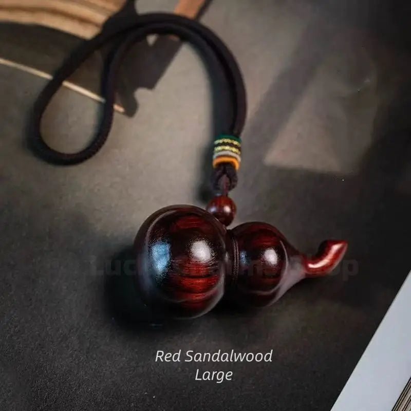 Pendentif en calebasse de bois de santal naturel | Bois de santal vert/rouge, sculpture raffinée, à suspendre pour voiture ou maison