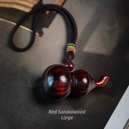 Pendentif en calebasse de bois de santal naturel | Bois de santal vert/rouge, sculpture raffinée, à suspendre pour voiture ou maison