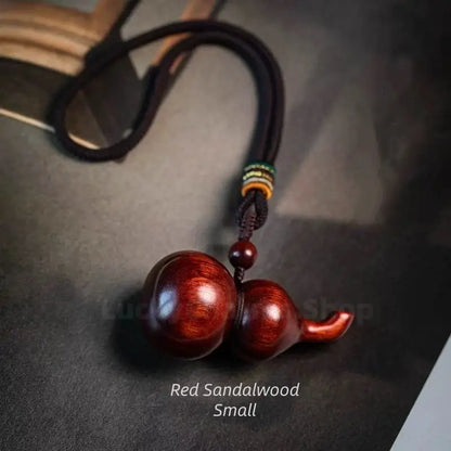 Pendentif en calebasse de bois de santal naturel | Bois de santal vert/rouge, sculpture raffinée, à suspendre pour voiture ou maison