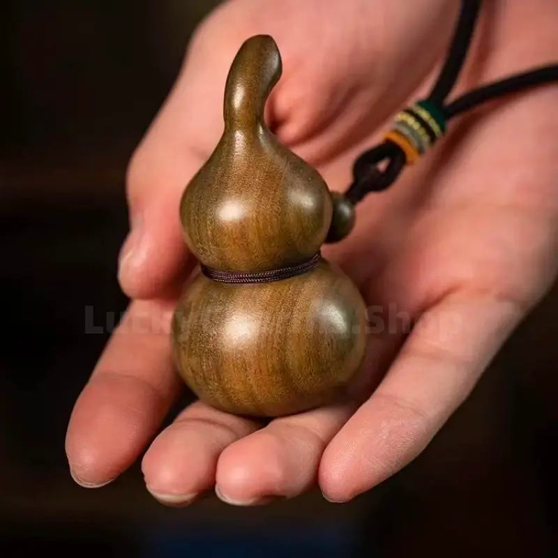 Pendentif en calebasse de bois de santal naturel | Bois de santal vert/rouge, sculpture raffinée, à suspendre pour voiture ou maison