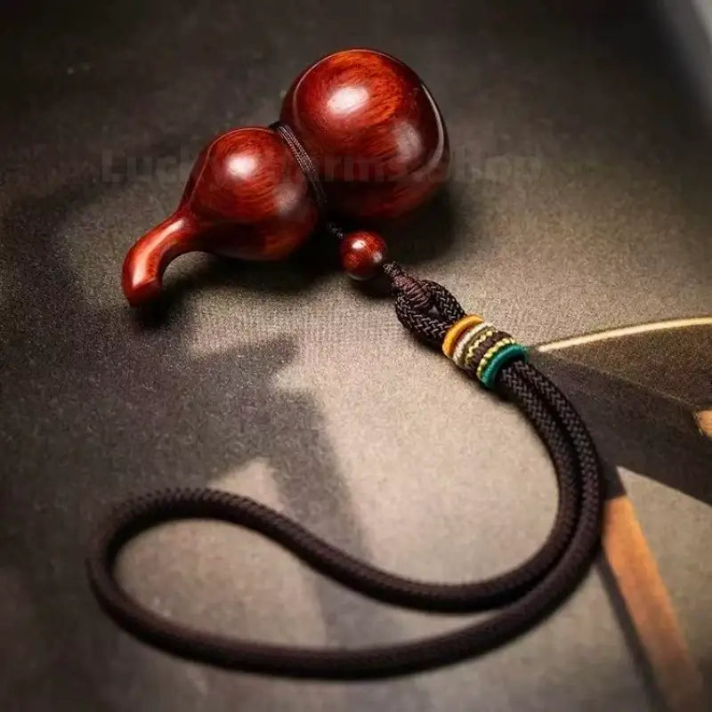 Pendentif en calebasse de bois de santal naturel | Bois de santal vert/rouge, sculpture raffinée, à suspendre pour voiture ou maison