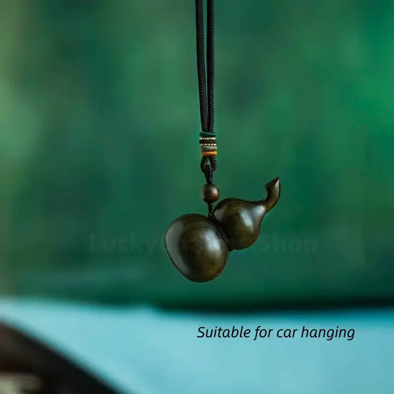 Pendentif en calebasse de bois de santal naturel | Bois de santal vert/rouge, sculpture raffinée, à suspendre pour voiture ou maison
