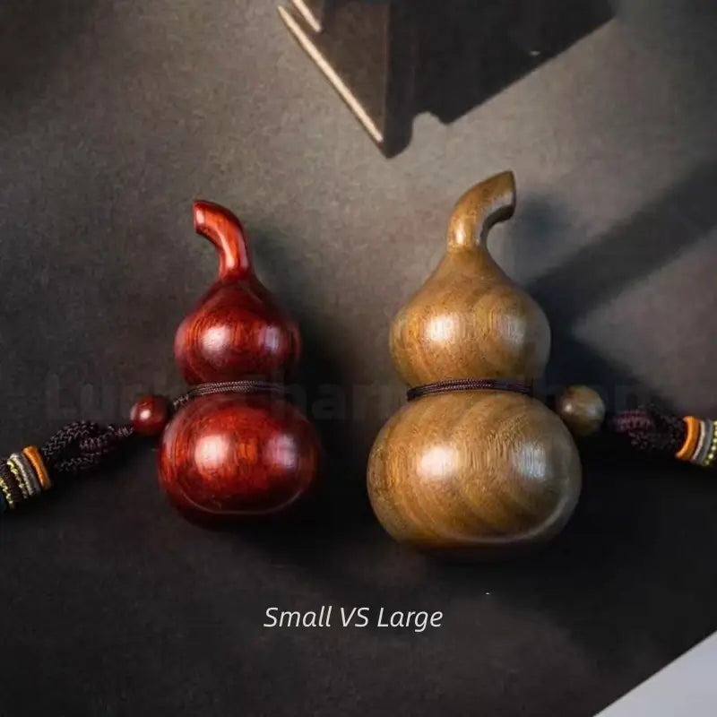 Pendentif en calebasse de bois de santal naturel | Bois de santal vert/rouge, sculpture raffinée, à suspendre pour voiture ou maison