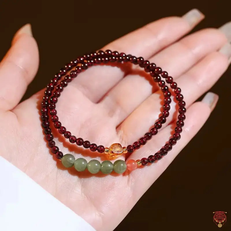 Doppelt gewickeltes Armband aus natürlichem Granat und grünem Chalcedon | 3,5-mm-Edelsteinstrang