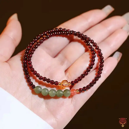 Doppelt gewickeltes Armband aus natürlichem Granat und grünem Chalcedon | 3,5-mm-Edelsteinstrang