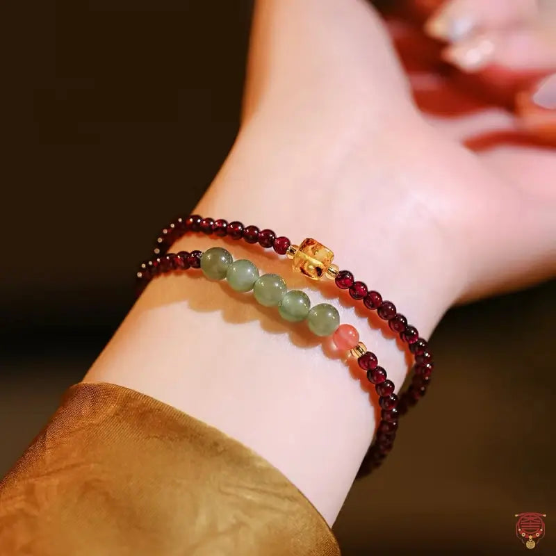 Doppelt gewickeltes Armband aus natürlichem Granat und grünem Chalcedon | 3,5-mm-Edelsteinstrang