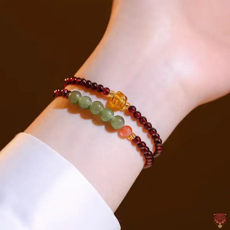Doppelt gewickeltes Armband aus natürlichem Granat und grünem Chalcedon | 3,5-mm-Edelsteinstrang