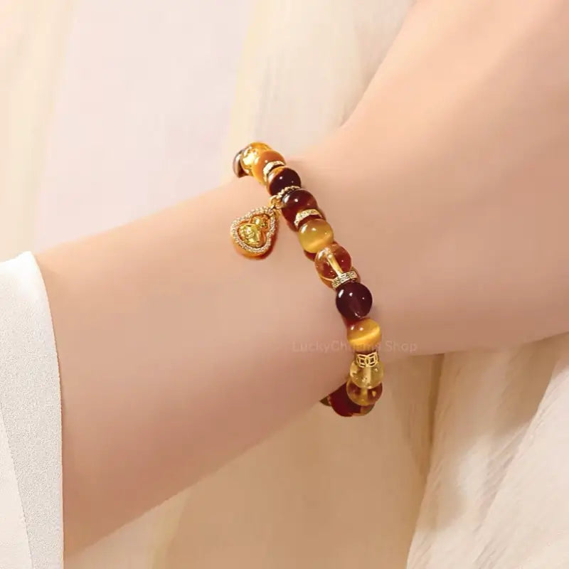 Bracelet en œil de tigre et pendentif gourde rotatif du musée du Palais
