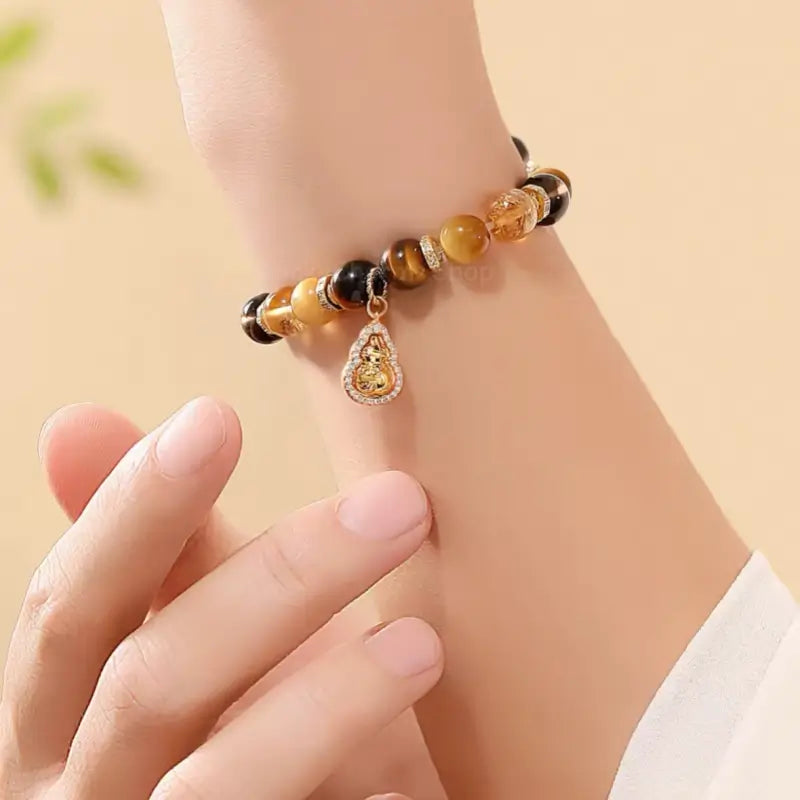 Bracelet en œil de tigre et pendentif gourde rotatif du musée du Palais