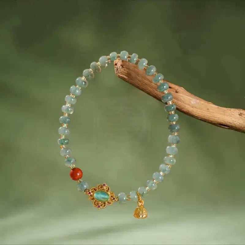 Dunhuang-Armband mit Baoxiang-Blumenmotiv, bläulich-grünem Jadeit und Lotussamenkapsel