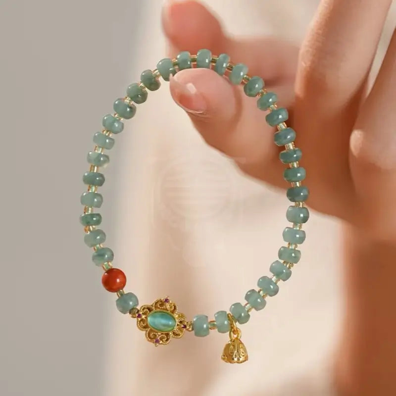 Dunhuang-Armband mit Baoxiang-Blumenmotiv, bläulich-grünem Jadeit und Lotussamenkapsel