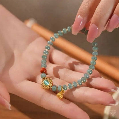 Dunhuang-Armband mit Baoxiang-Blumenmotiv, bläulich-grünem Jadeit und Lotussamenkapsel