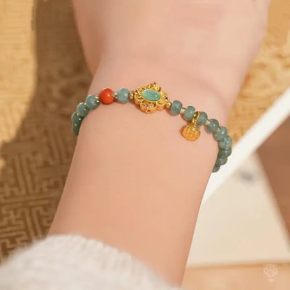 Dunhuang-Armband mit Baoxiang-Blumenmotiv, bläulich-grünem Jadeit und Lotussamenkapsel