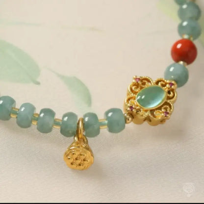 Dunhuang-Armband mit Baoxiang-Blumenmotiv, bläulich-grünem Jadeit und Lotussamenkapsel