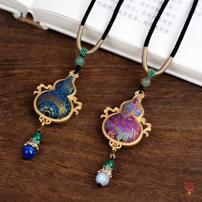Collier calebasse du patrimoine de Dunhuang - Brocart de soie et pendentif en verre
