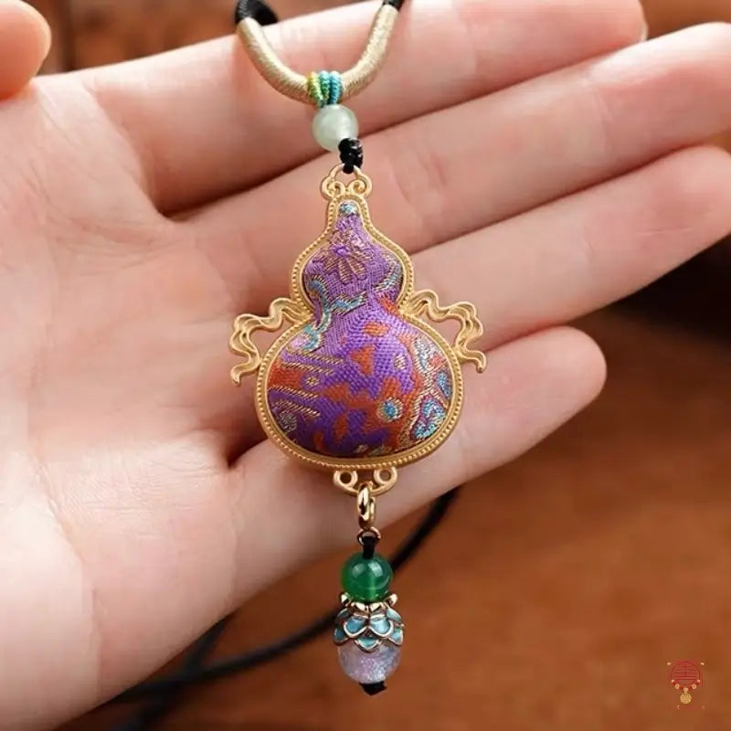 Collier calebasse du patrimoine de Dunhuang - Brocart de soie et pendentif en verre