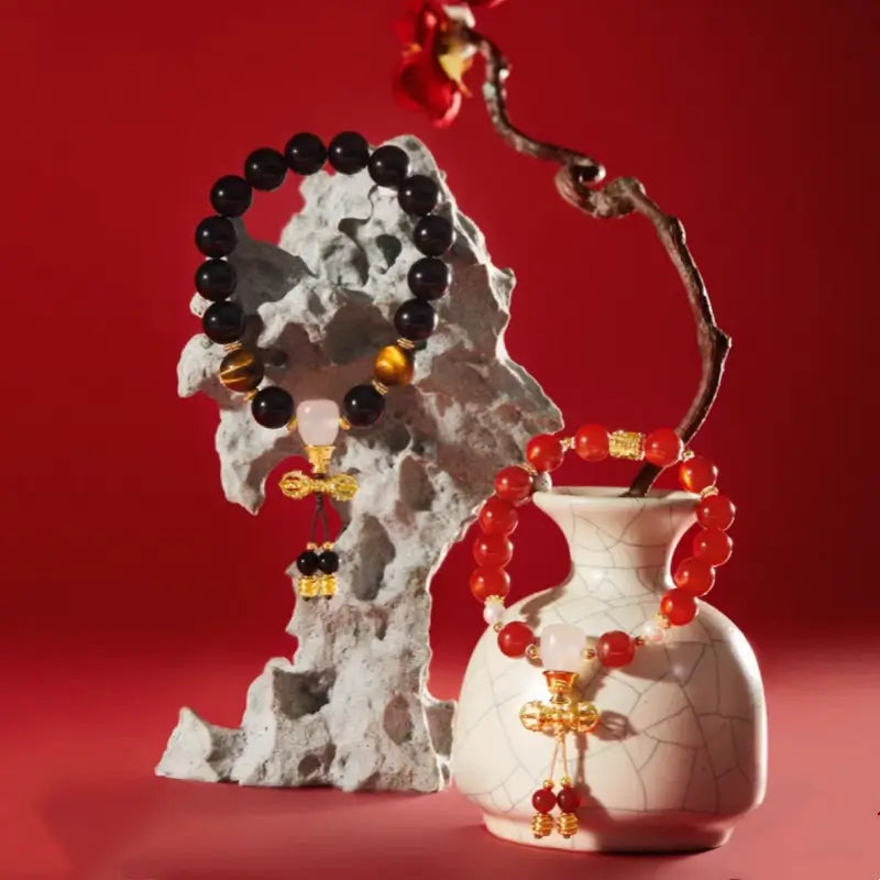 Prinz-Kung-Anwesen Set aus Rotachat- und Obsidian-Vajra-Paararmbändern