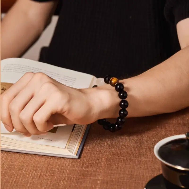Prinz-Kung-Anwesen Set aus Rotachat- und Obsidian-Vajra-Paararmbändern