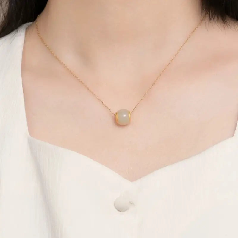 Collier pendentif Lu Lu Tong en jade Hetian incrusté d'or pur | Bijou élégant et porte-bonheur en forme de tonneau, idéal au quotidien ou à offrir