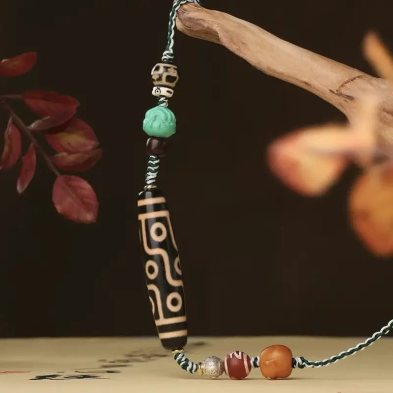Potala gesegnete, neunäugige Dzi-Perlen-Halskette aus Achat mit sechssilbigem Mantra
