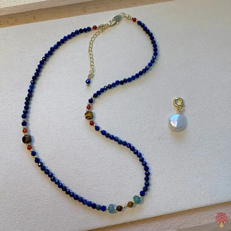 Halskette mit natürlichem Lapislazuli und Süßwasserperlen – vergoldetes Choker