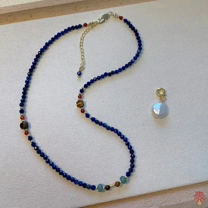 Halskette mit natürlichem Lapislazuli und Süßwasserperlen – vergoldetes Choker