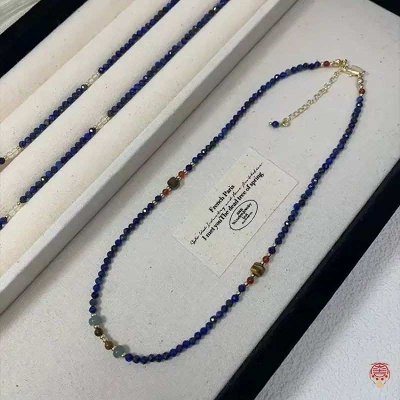 Halskette mit natürlichem Lapislazuli und Süßwasserperlen – vergoldetes Choker