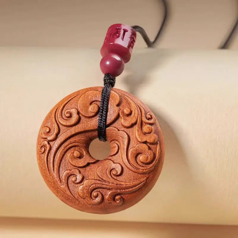 Collier pendentif porte-bonheur chinois en bois de pêcher naturel, orné d'un nuage béni et de bon augure du Mont Wutai |