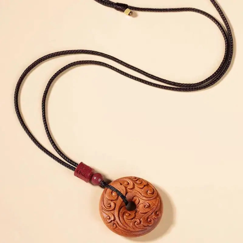 Collier pendentif porte-bonheur chinois en bois de pêcher naturel, orné d'un nuage béni et de bon augure du Mont Wutai |