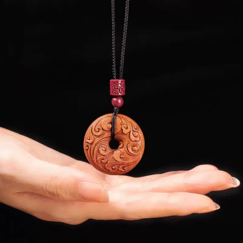 Collier pendentif porte-bonheur chinois en bois de pêcher naturel, orné d'un nuage béni et de bon augure du Mont Wutai |