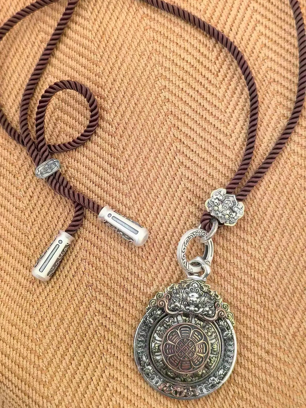 Pendentif rotatif tibétain Neuf Palais - Édition Cordon Cornaline Garuda
