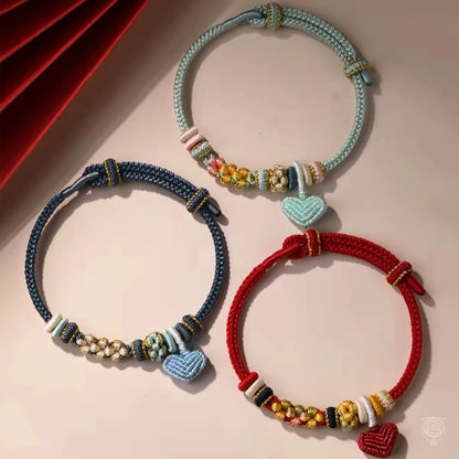 Bracelet tressé fait main en nœud de fleur de pêcher avec breloque cœur