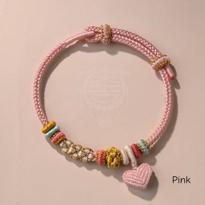 Bracelet tressé fait main en nœud de fleur de pêcher avec breloque cœur