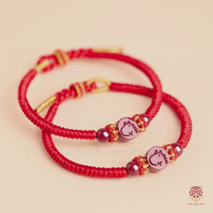 Le cordon souverain cramoisi - Bracelet en cinabre naturel de 10 mm avec signes du zodiaque chinois en relief