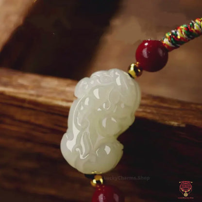 The Legacy Alliance - Jade de Hetian Naturel, Totem PiXiu Tridimensionnel de Richesse, Sculpture 22x14x8mm & Bracelets d'Accompagnement Synergiques en Cinabre à Densité Élevée et Tons Mixtes