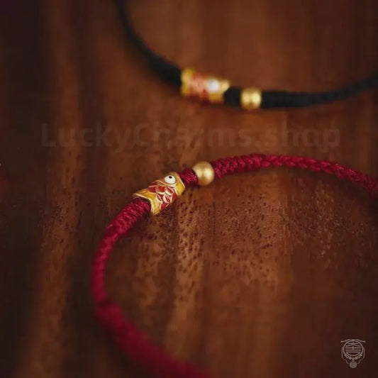 Le bracelet de protection poisson Koi et perles dorées – un charm's porte-bonheur minimaliste