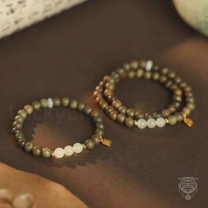 Bracelet en bois de santal vert, perles de jade blanc et plaque de bénédiction | Plaque de bénédiction dorée, parfum naturel, cadeau culturel, à porter au quotidien