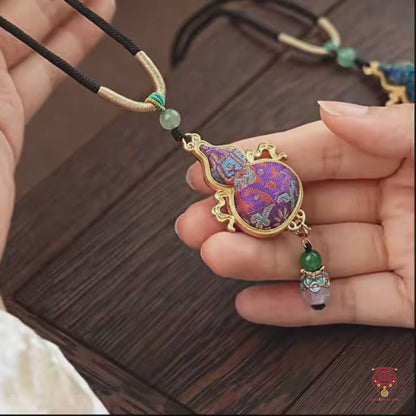 Collier calebasse du patrimoine de Dunhuang - Brocart de soie et pendentif en verre